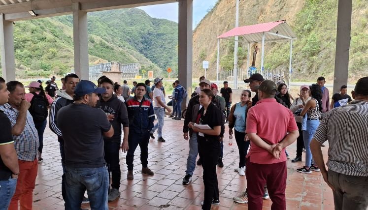  Damnificados de la vereda El Tarrita solicitan replantear los cierres de la arteria vial. / Foto: Cortesía