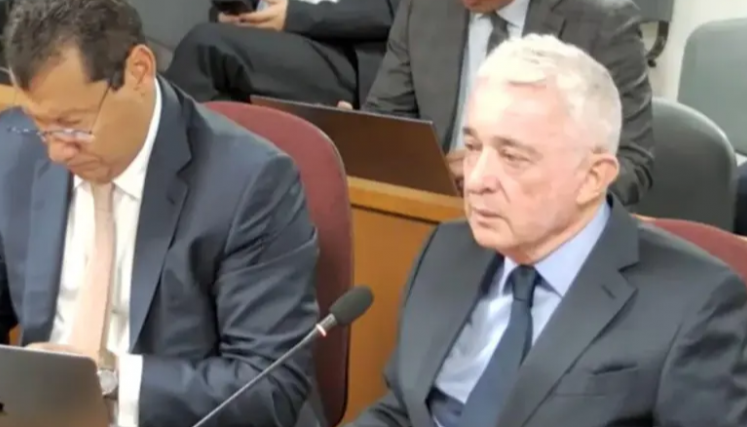 Alvaro Uribe se defiende en juicio