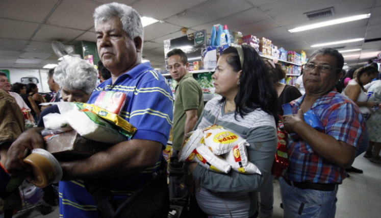 Gente haciendo mercado