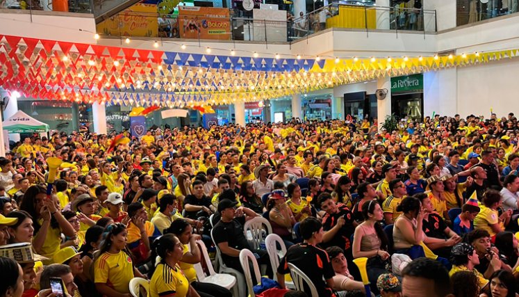 Hinchada de Colombia. Foto La Opinión