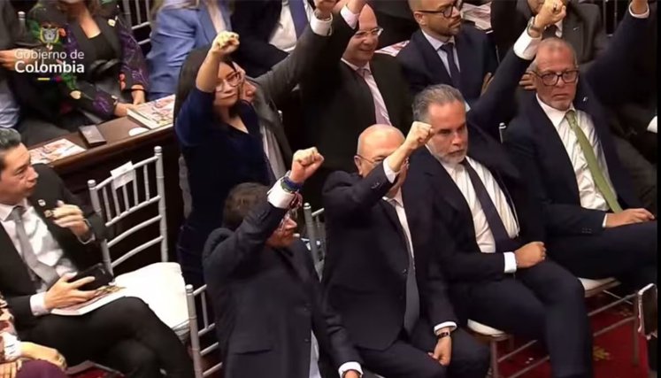 PUÑO DE PETRO. 