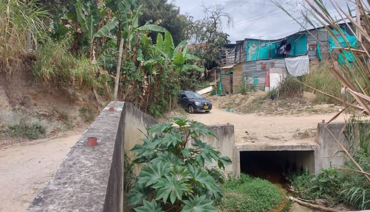 Moradores del sur de la ciudad reclaman programas de saneamiento básico ambiental.