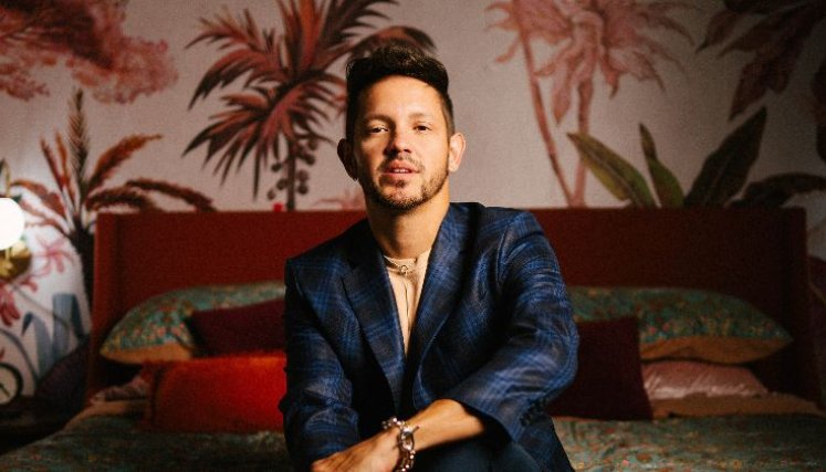 Josefe lanza Platónico Tropical, su primer álbum entre el amor, la salsa y el pop.