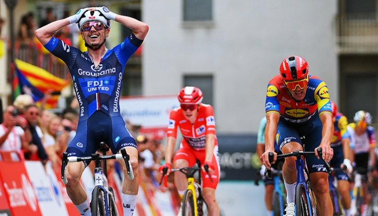 David Gaudu (Groupama) fue el más veloz en el remate final de la etapa.
