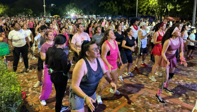 La bailoterapia es uno de los atractivos en la ciclovía. 