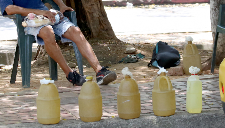 Venta informal de gasolina en pimpinas. 