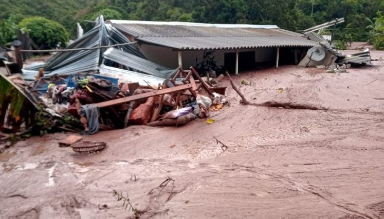 Damnificados de la vereda El Tarrita bloquean la carretera Ocaña-Cúcuta debido al incumplimientos de los acuerdos.