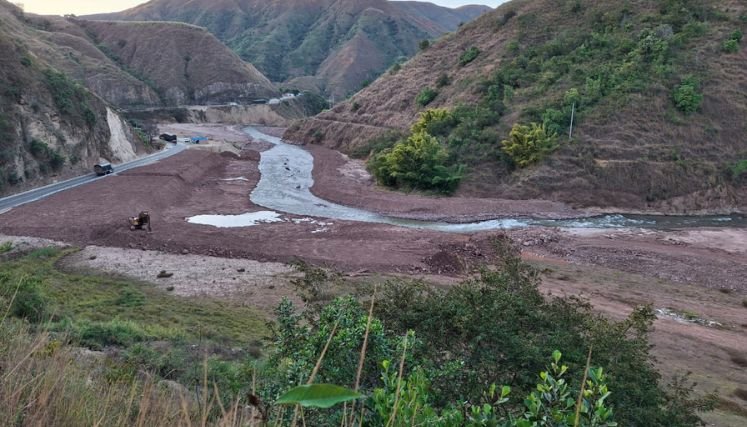 Ante la falta de entendimiento damnificados de la vereda El Tarrita bloquean la carretera Ocaña-Cúcuta.