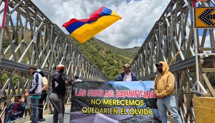 Ante la falta de entendimiento damnificados de la vereda El Tarrita bloquean la carretera Ocaña-Cúcuta.