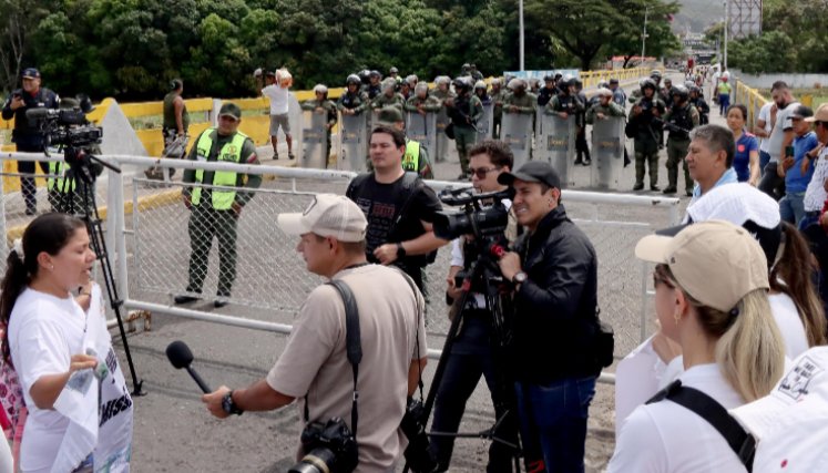 Cobertura periodística en la frontera.