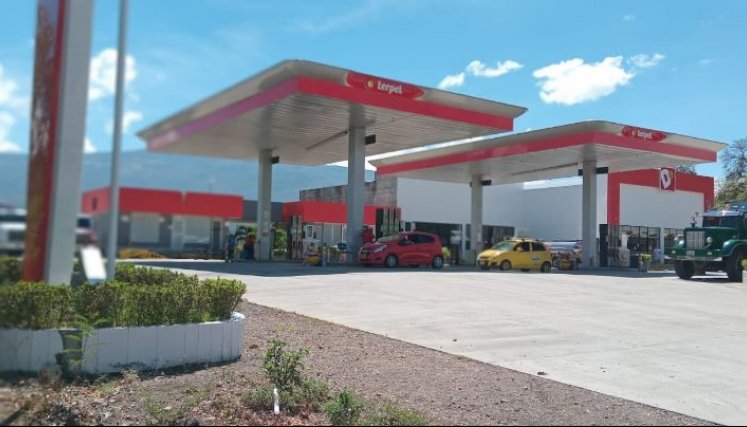 En esta estación de servicio fue donde quedó herido un ciudadano la noche del domingo/Foto La Opinión