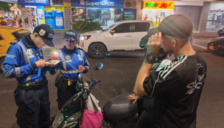 Agentes de tránsito revisan documentos a conductor en Cúcuta. 