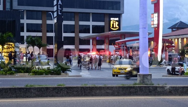 Un ataque armado en una estación de servicio de la Autopista Internacional de Villa del Rosario terminó en un intercambio de disparos en el que dos presuntos agresores fueron abatidos y un hombre resultó herido. Las autoridades investigan para establecer los móviles y las identidades de los involucrados.