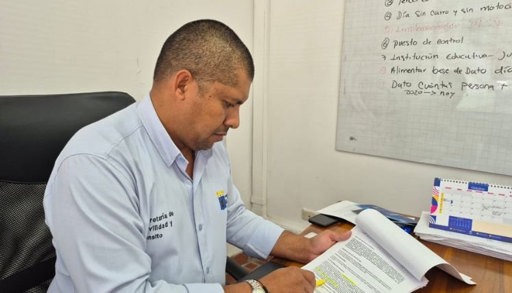 El secretario de Tránsito explica los pasos de la licitación pública para la licitación.