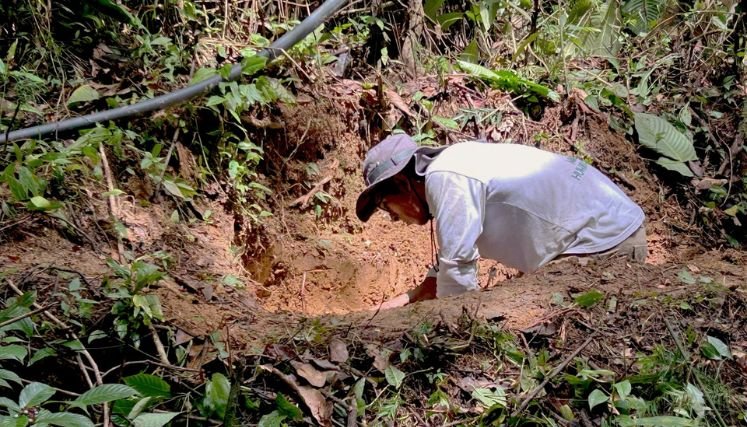 Búsqueda de restos humanos en las montañas del Catatumbo.