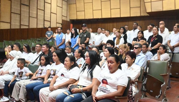 Las mujeres buscan a los desaparecidos en la zona del Catatumbo para honrar la memoria.