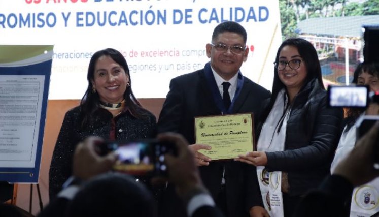 El rector de Unipamplona, Ivaldo Torres, recibió numerosos reconocimientos de las autoridades/Foto Nicolás Angarita