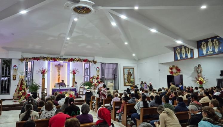 En las misas de aguinaldo los sacerdotes claman por una tregua en Navidad.