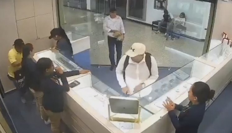 Revelan video del asalto a una joyería en centro comercial de Bucaramanga