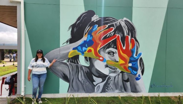 El mural de la niña representa la inocencia y la capacidad de ver el mundo a través de los colores.