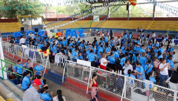 Feria 'Por + Paz' en el barrio Claret