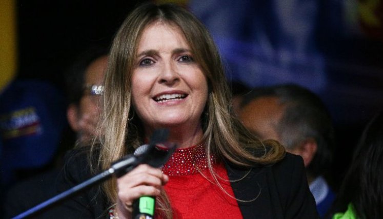 La senadora apuesta a una gran coalición opositora escogida por consulta y asegura que el  Centro Democrático tendrá candidato en diciembre, afirmando que ‘será mujer’.
