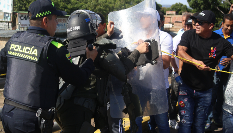 Enfrentamiento en el puente Simón Bolívar. 