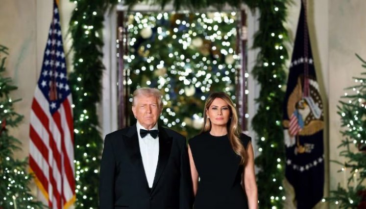Trump y Melania posan serios y de negro en su postal oficial de Navidad