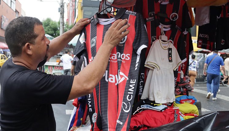 La pasión por el Cúcuta también  mueve varios sectores de la economía  El comercio se dinaminza, gracias al Cúcuta Deportivo./ Foto Carlos Ramírez-La Opinión  El taxista que recoge carreras afuera del estadio, el vendedor de chorizos, pasteles, pinchos y de cualquier tipo de comida y bebida, el que cuida por $4.000 las correas de los seguidores –porque no pueden ingresarlas-, el comerciante de franelas y el de audífonos y baterías para radios -algunos aún escuchan la narración del juego mientras lo ven-… To