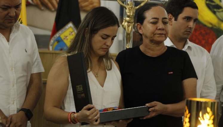 La viuda de Diógenes Quintero, Diana Riveros, y su señora madre Dioselina Amaya, recibieron sendas condecoraciones póstumas./Foto cortesía