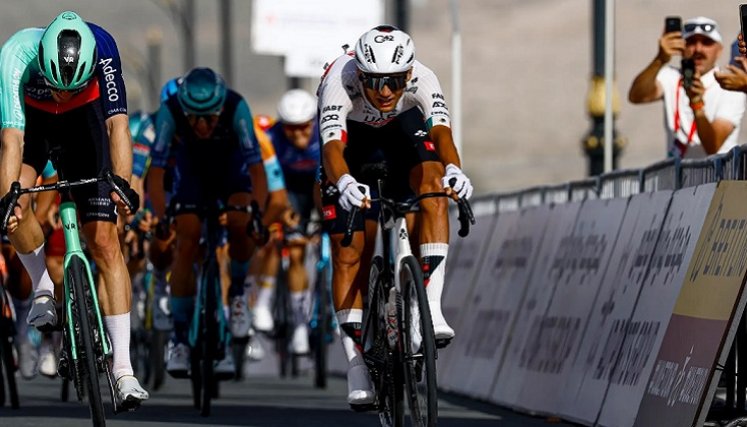 El mexicano Isaac Del Toro dio el primer golpe en el UAE Tour al imponerse en la primera etapa.