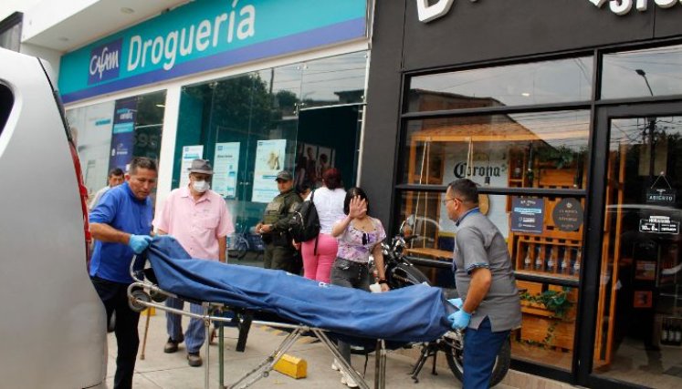 Hacia las dos de la tarde fue trasladado a la morgue el cadáver de la usuaria de Nueva EPS/Foto Stefany Peñaloza