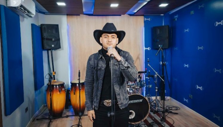Robert Farid revive clásicos con un mosaico que mezcla cumbia y regional mexicano.
