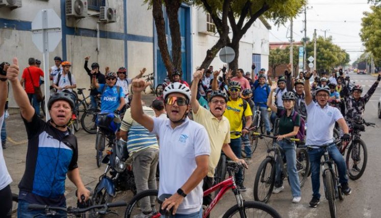 Ayer los trabajadores de Aguas Kpital pedalearon por las calles de Cúcuta/Foto cortesía