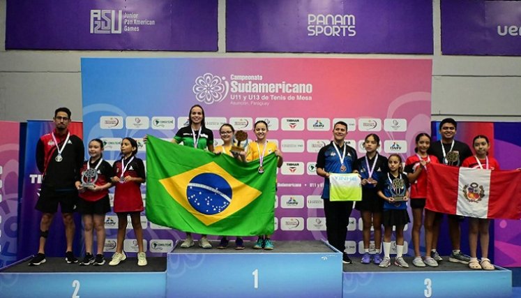 La tenimesista nortesantandereana Luciana Contreras (a la izq), consiguió su segunda medalla de bronce en Paraguay.