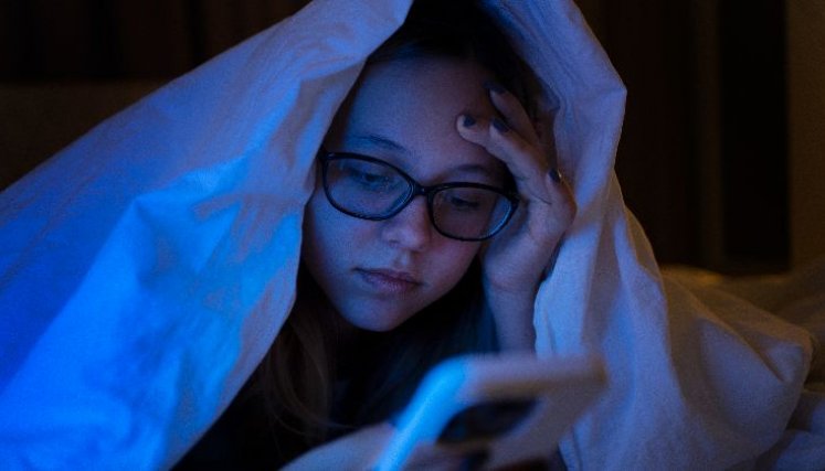 La generación que no duerme: cómo las pantallas están robando horas de descanso.