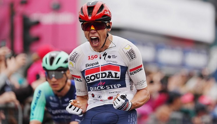El joven francés Paul Magnier (Soudal Quick Step) sorprendió a los grandes favoritos en el embalaje de la primera etapa del Giro de Italia.