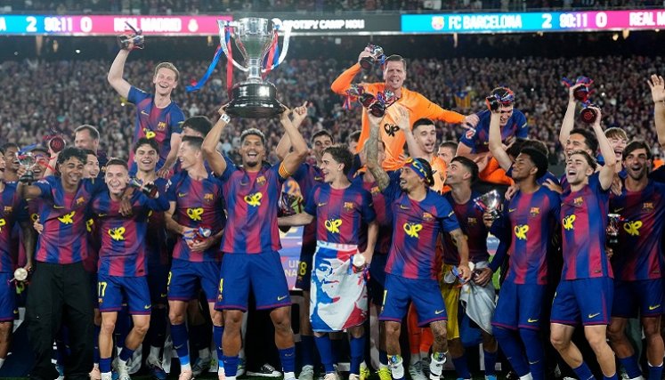 El FC Barcelona se coronó campeón de la Liga al vencer el Real Madrid 2-0 en el Nou Camp.