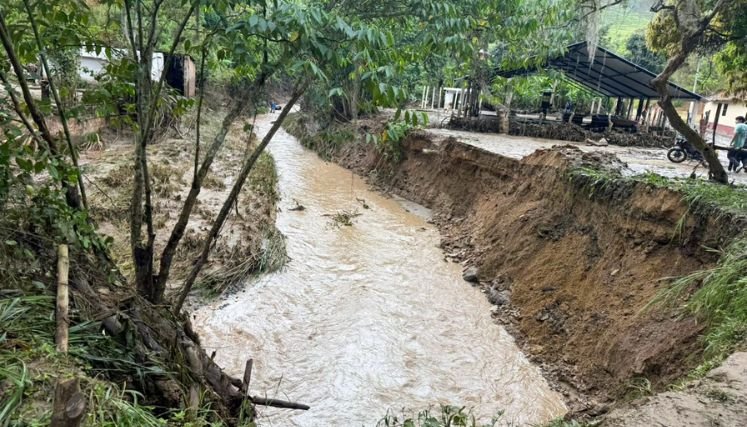 Damnificados reciben las ayudas humanitarias, mientras las distintas entidades adelantan la limpieza de las calles y viviendas afectadas por la avenida torrencial.
