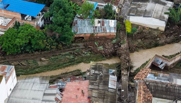 Damnificados reciben las ayudas humanitarias, mientras las distintas entidades adelantan la limpieza de las calles y viviendas afectadas por la avenida torrencial.