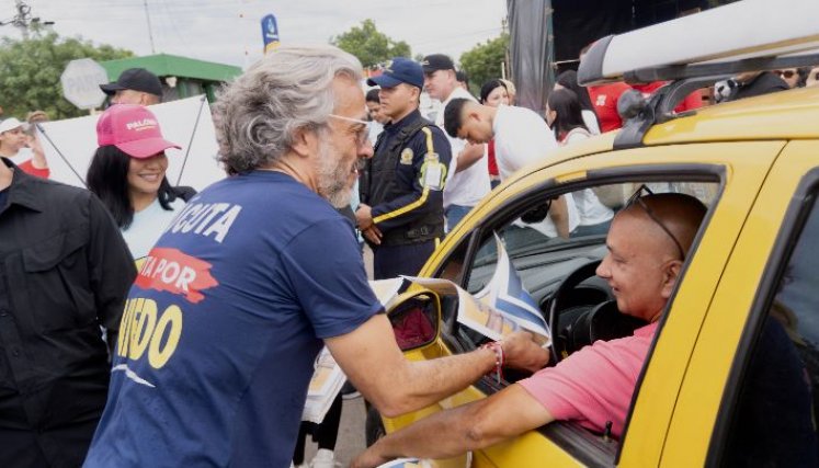 Juan Daniel Oviedo, candidato a la vicepresidencia, dialoga en Cúcuta con un taxista./Foto: Cortesía