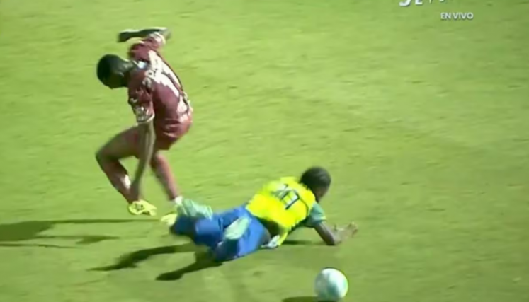 Lesión futbolista brasileño. | Foto: captura de video de X @Barras_LATAM.