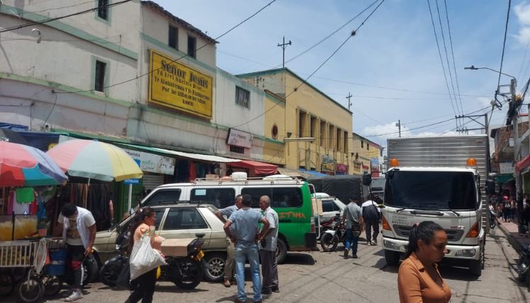 Comerciantes advierten sobre la circulación de billetes falsos.