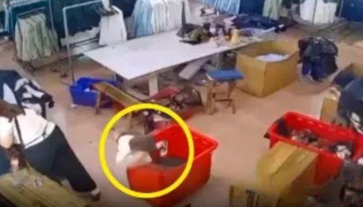Niño murió asfixiado bajo una pila de ropa en una fábrica