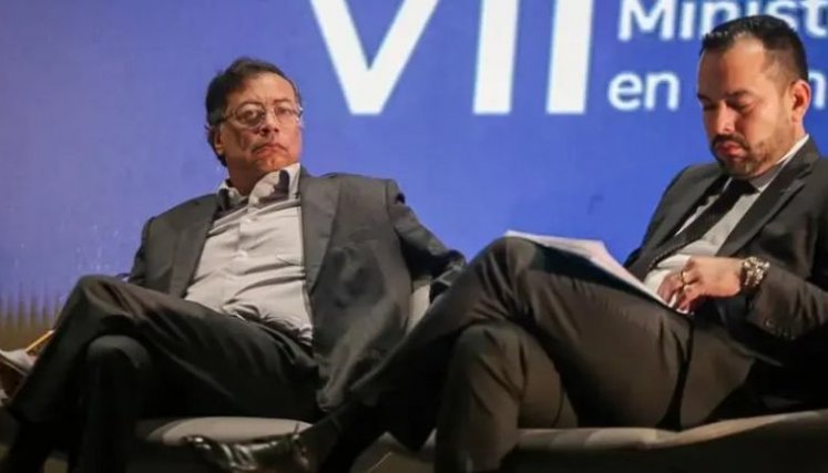 “Alta traición”: Petro estalla contra su MinMinas por la subasta energética y pide paneles solares, no gas natural