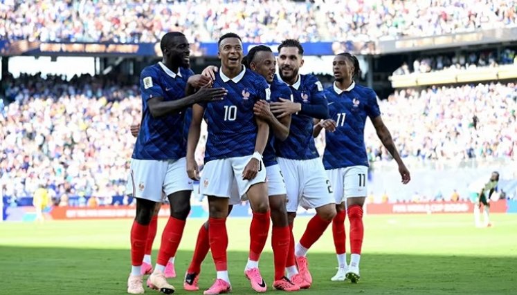 La selección francesa guiada por Kilyan Mbappé derrotó 3-1 en su debut a Senegal.