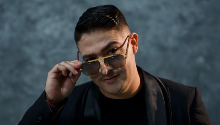 Julián Daza se une a Ronaldinho y presenta La Diez, una apuesta con sabor mundialista.