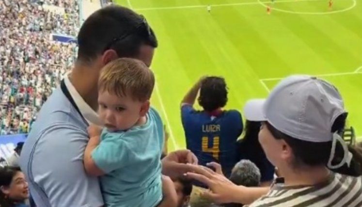 Propuesta de matrimonio en partido del Mundial. Captura de X @TribunaLibreES.