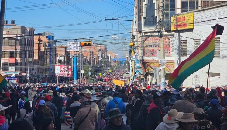 Gobierno de Bolivia reporta reducción de bloqueos tras avances en el diálogo con manifestantes