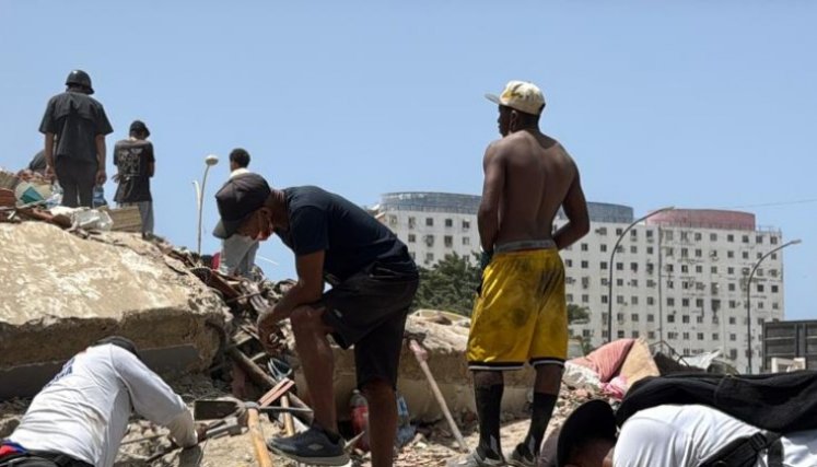 Nosotros mismos los estamos rescatando: familias buscan entre los escombros en La Guaira